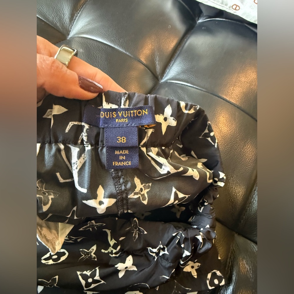 Louis Vuitton stencils-effect monogram shorts - Picture 5 of 5
